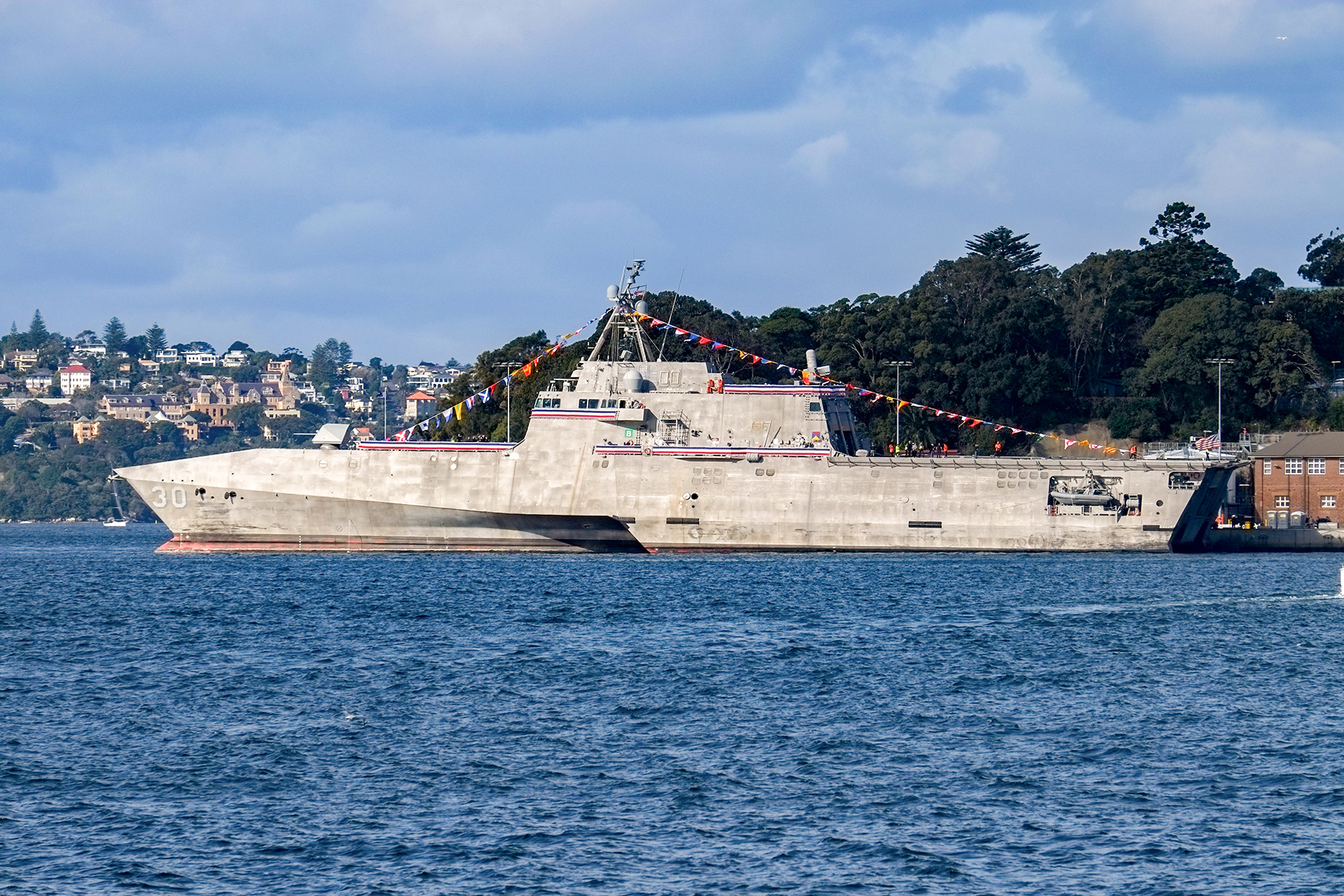 The USS Canberra arriving in Sydney Harbor. [Image: Windmemories via Wikimedia Commons]