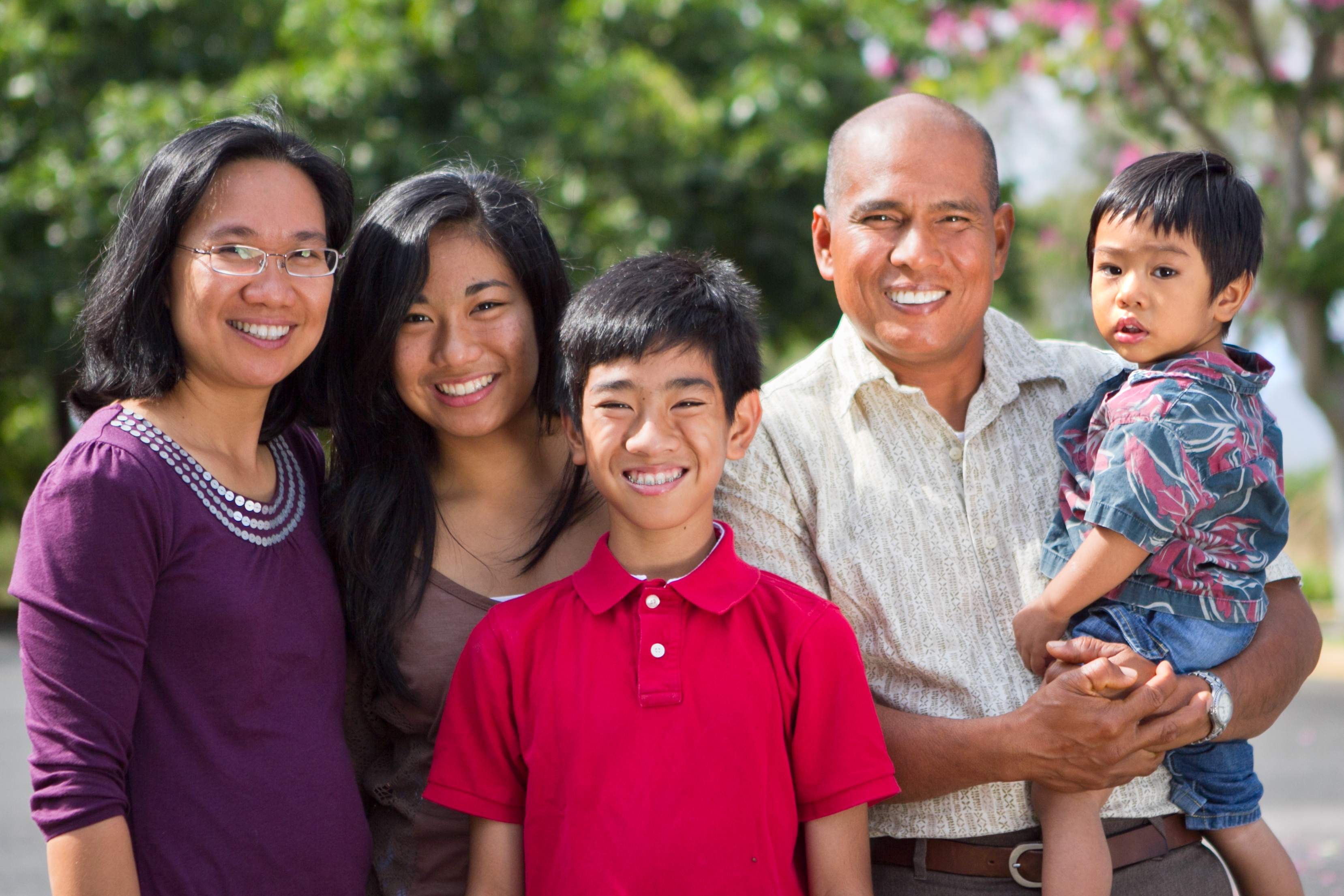 A smiling, Asian American family. [Image:  neicebird / Getty Images]