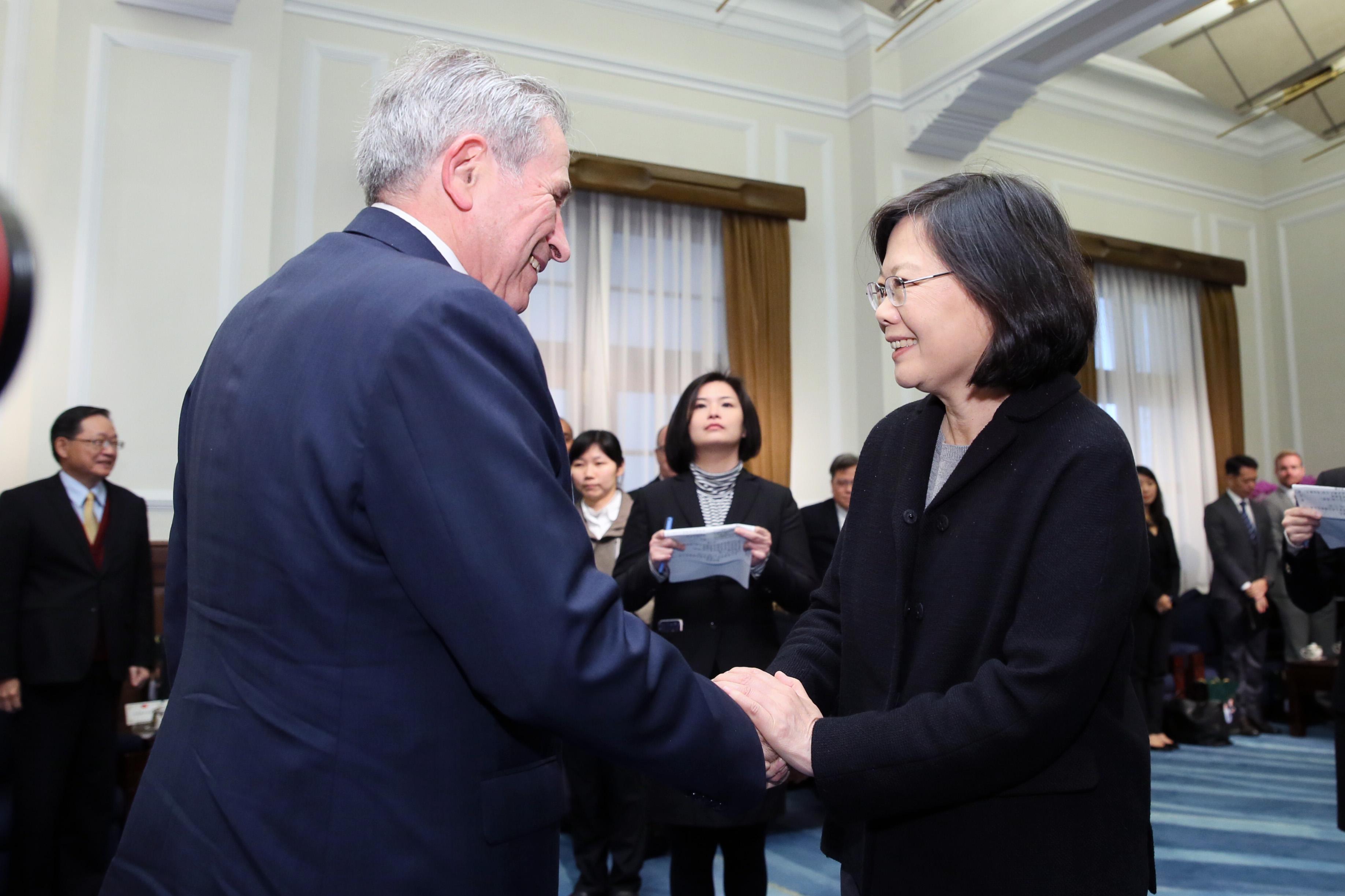 President Tsai meets with a delegation led by Ambassador Paul Wolfowitz, the chairman of the US-Taiwan Business Council, 2017/01/17